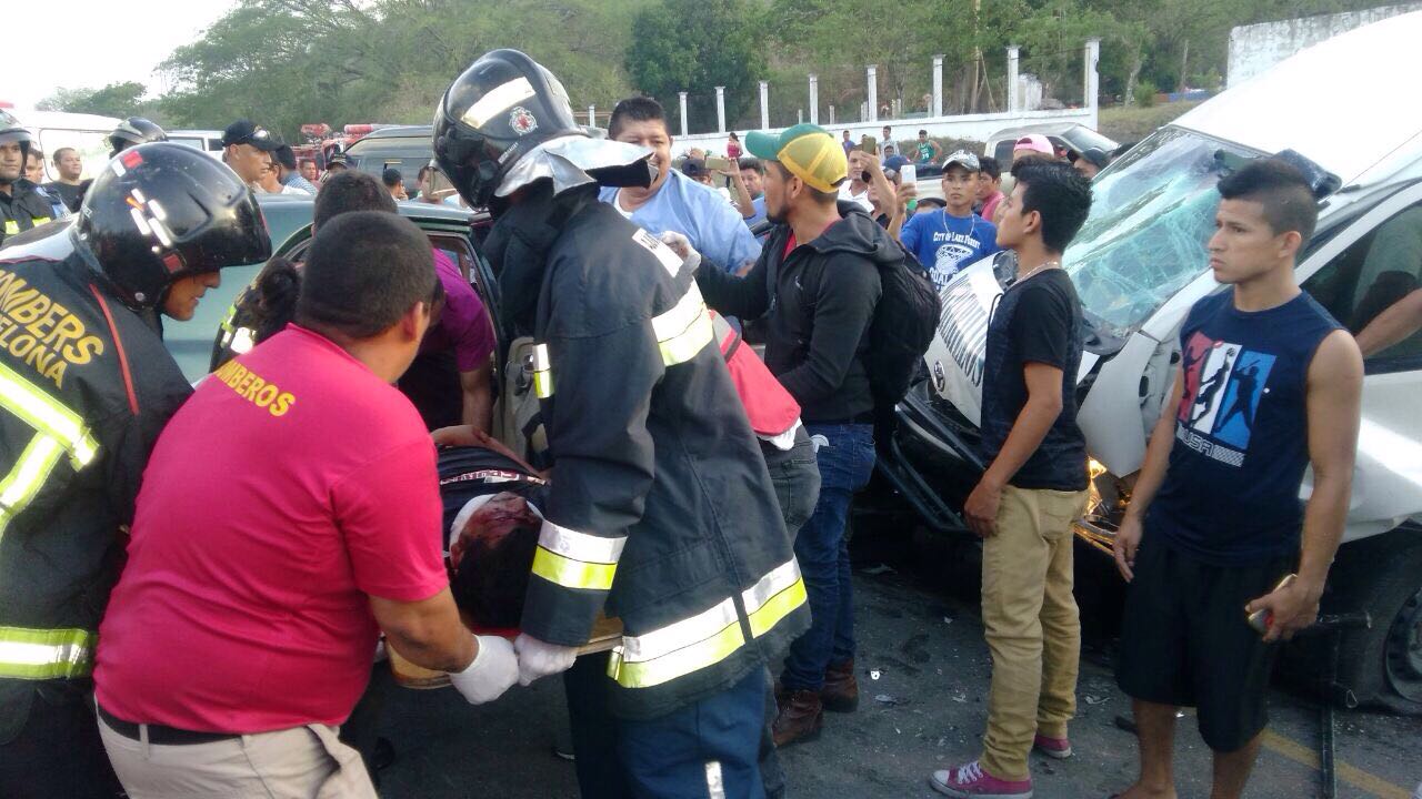 Im Genes Aparatoso Accidente Entre Rapidito Y Carro Turismo Deja