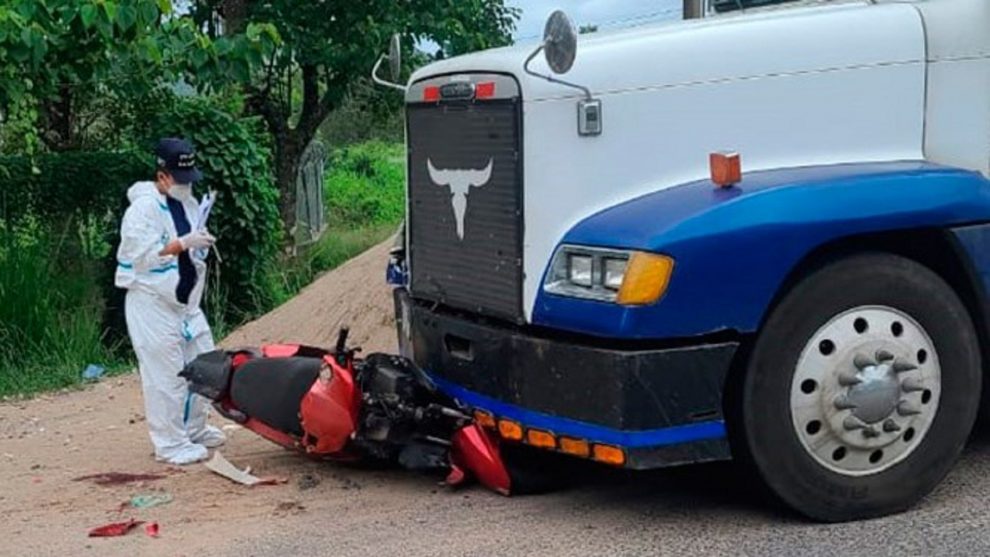 Niño de 11 años y su hermano mueren tras accidentarse contra una rastra