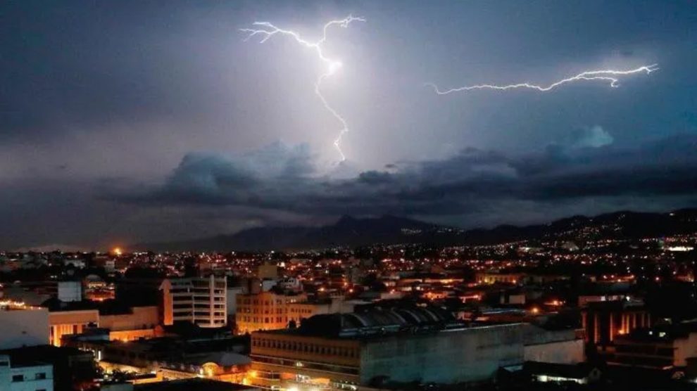 Saque El Paraguas Copeco Anuncia Lluvias Y Actividad El Ctrica En