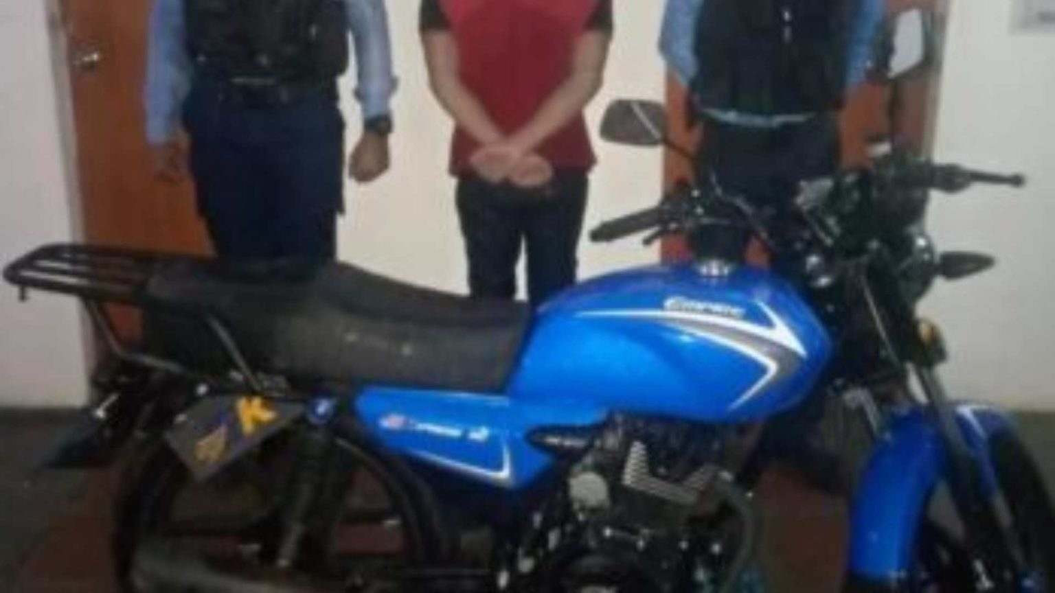 Padre Entrega A Su Hijo A La PN Por Robo De Motocicleta En Olancho