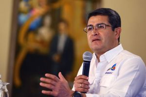 Presidente Hernández pide investigar naufragio