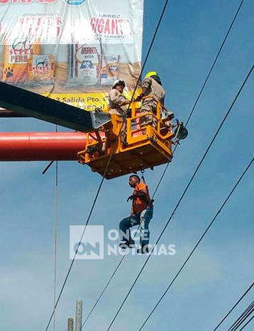 Hombre Atrapado En Cables De Luz En Chiclayo