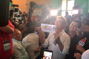 Salvador Nasralla ejerce voto afluencia de medios