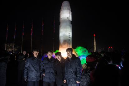 Corea del Norte Exhibe misil de hielo