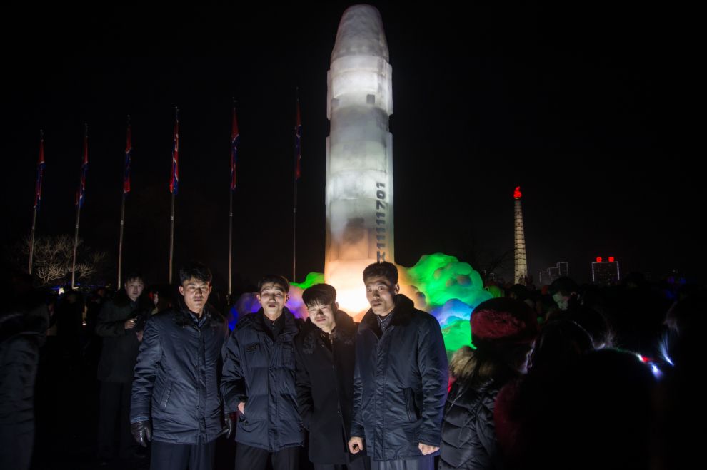 Corea del Norte Exhibe misil de hielo