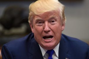 Trump pide millones para el muro fronterizo