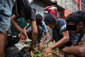 Venezolanos comen comida para perros