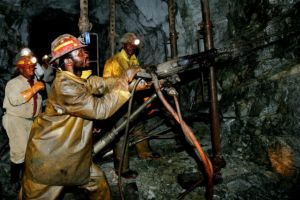 trabajadores atrapados en mina Sudáfrica