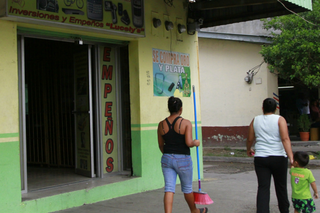 VIDEO) Casas de empeño reciben con los brazos abiertos a veraneantes