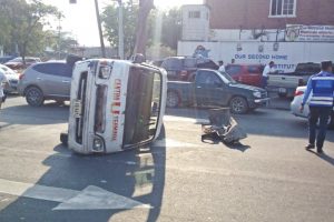 Accidente entre bus universitario y camioneta