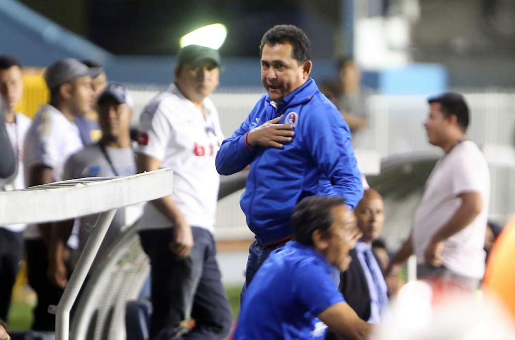 Nahún Espinoza pone a disposición su cargo