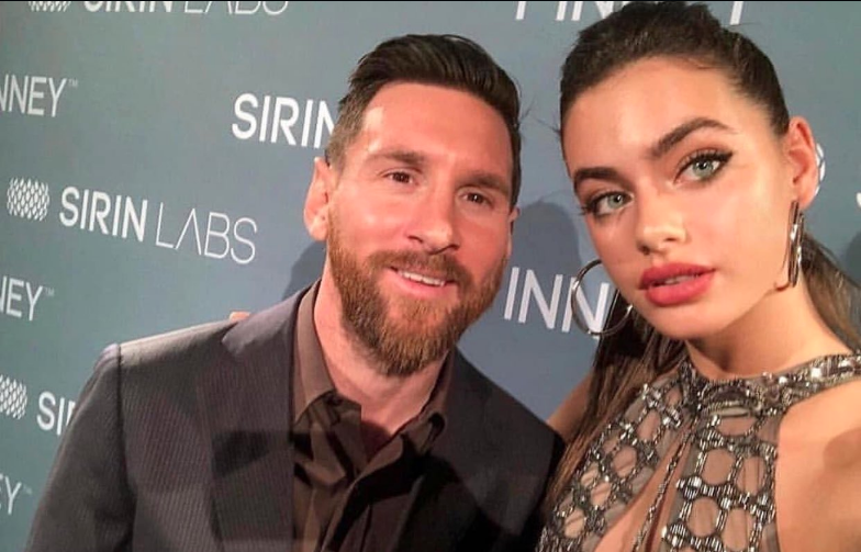 Yael Shelbia burla a Messi