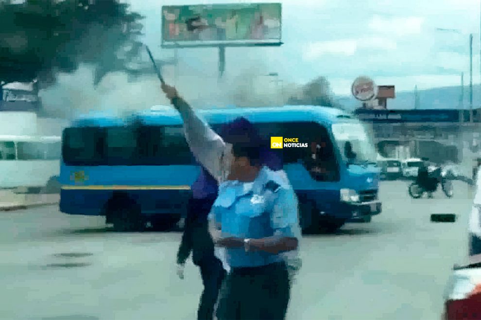 policía quema buses