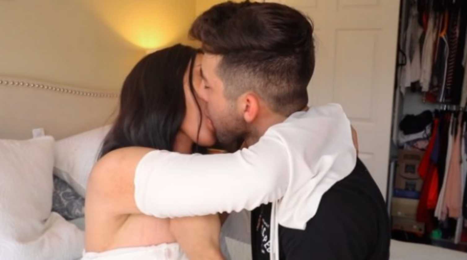 youtuber besa a su hermana