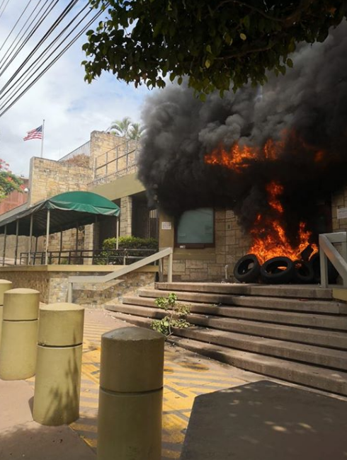 Acusado quemar llantas embajada Estados Unidos
