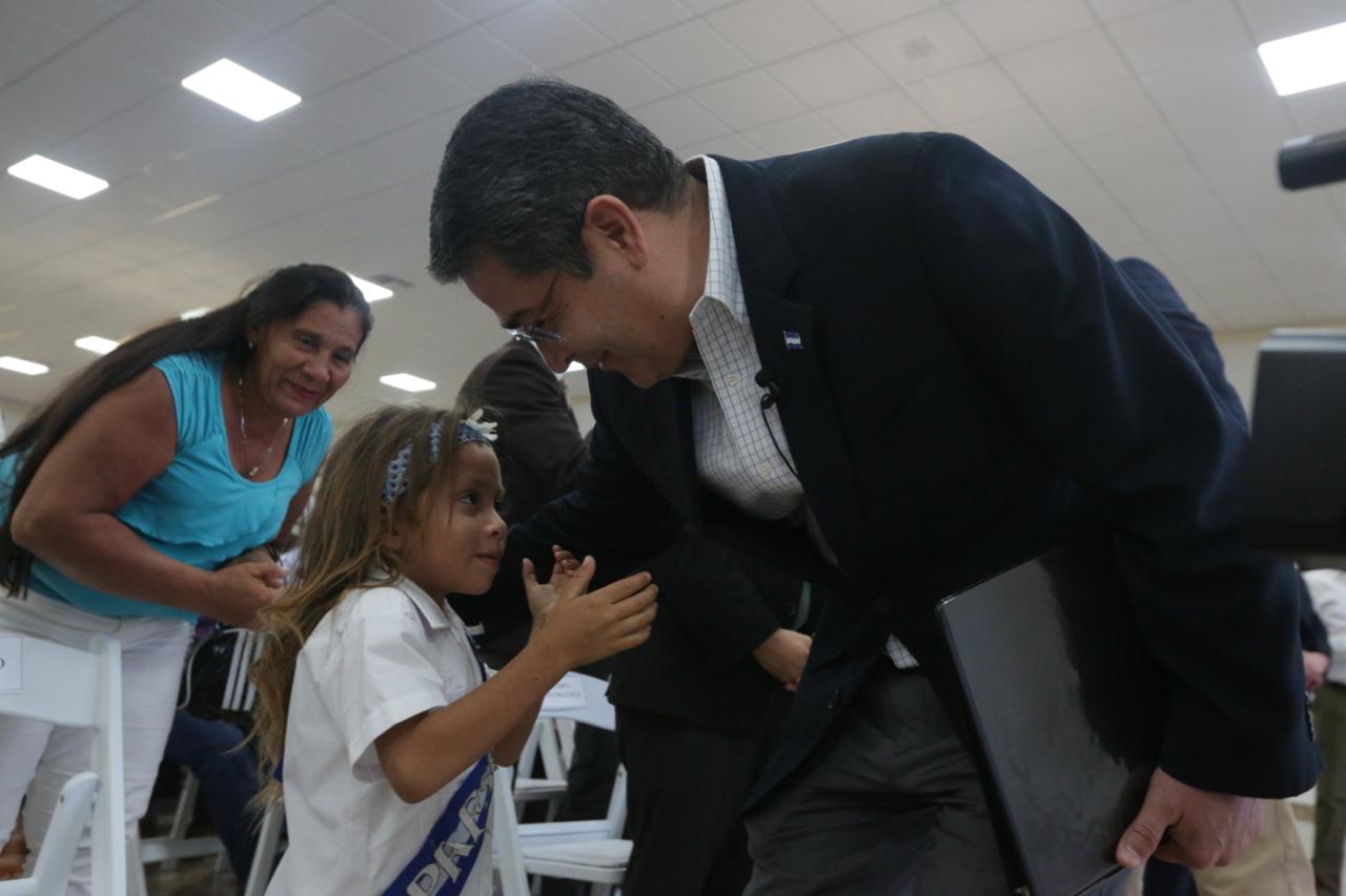 Presidente Hernández mejorar escuelas