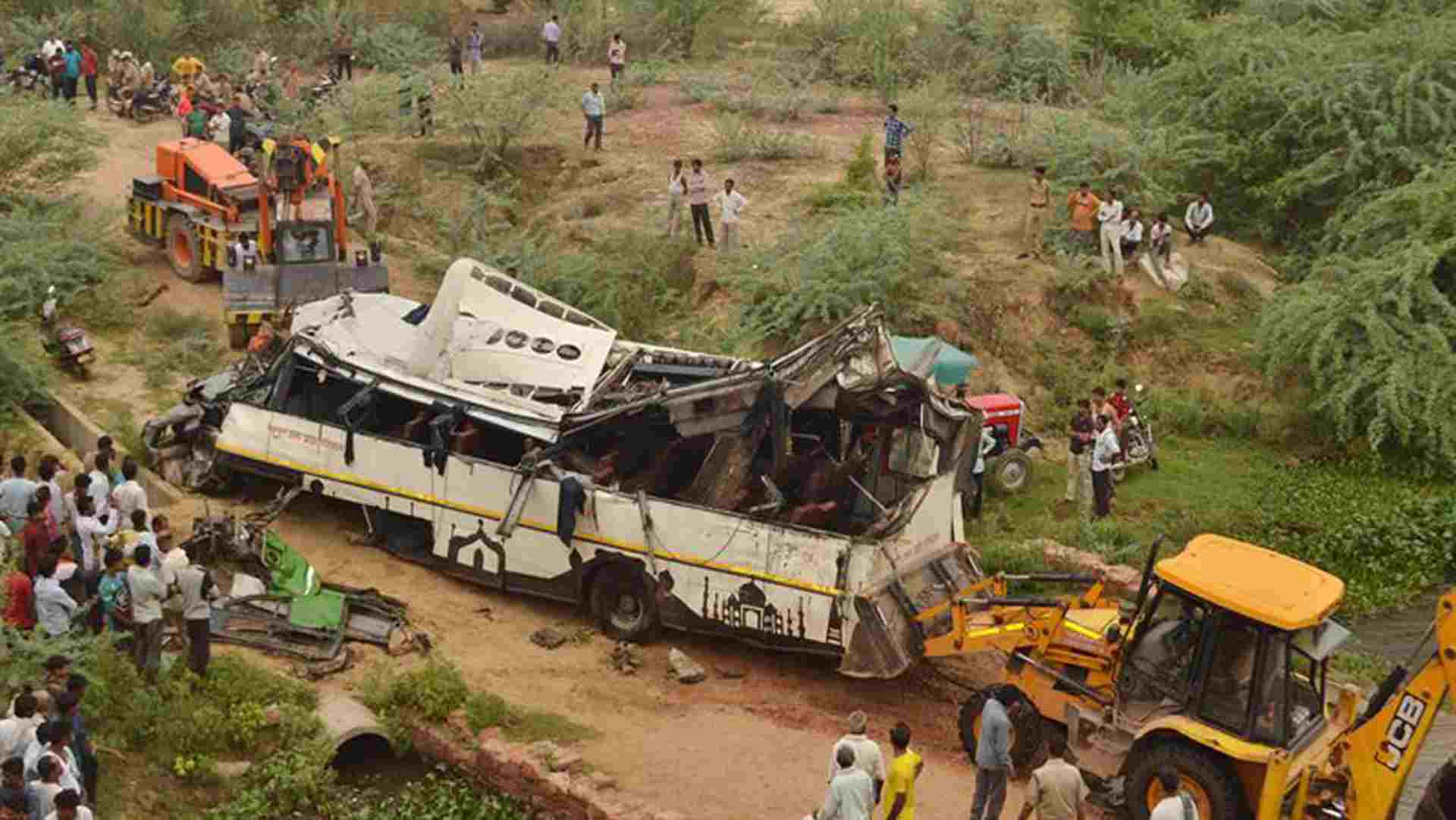 Autobús cae puente India