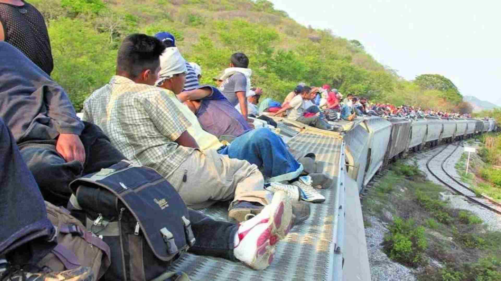 El fotógrafo de una agencia internacional de noticias captó a la hondureña persiguiendo su sueño americano tratando de alcanzar la máquina utilizada por los migrantes para cruzar México.