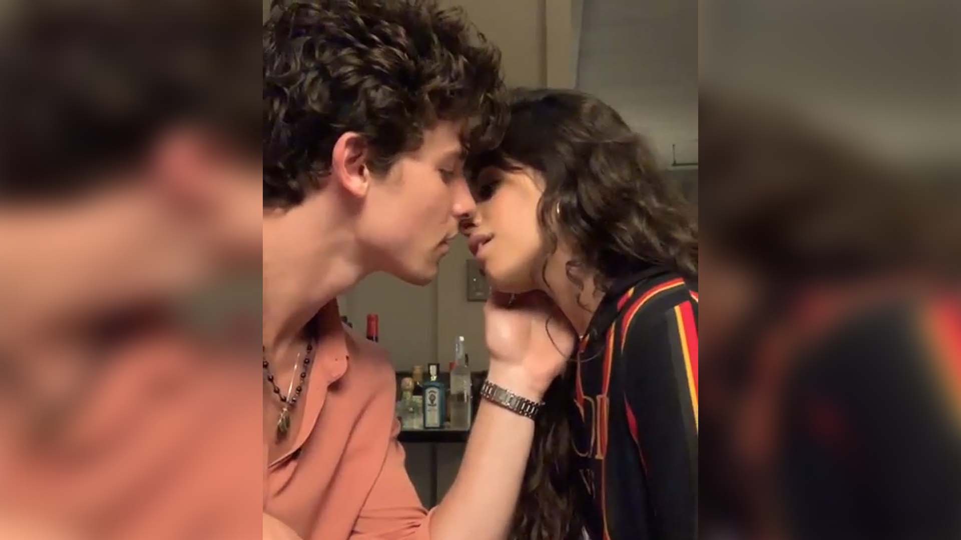 beso camila cabello novio