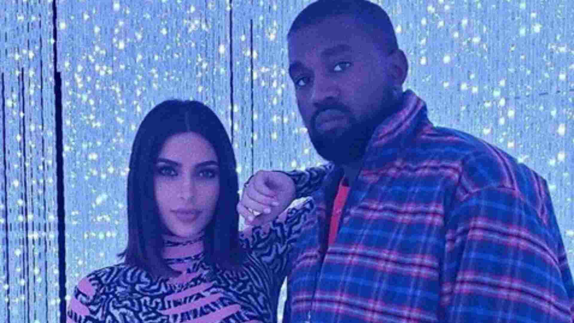 esposo kim kardashian comiendose cera oído