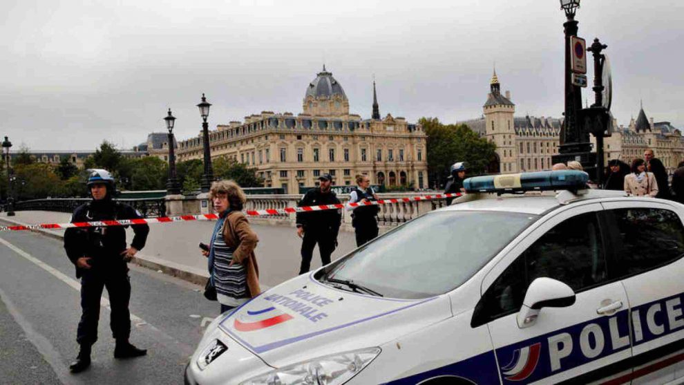 atacante mató cuatro agentes Francia