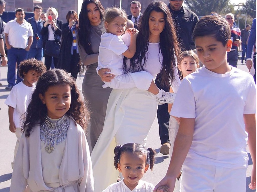 kim kardashian bautiza hijos kim kardashian bautiza hijos