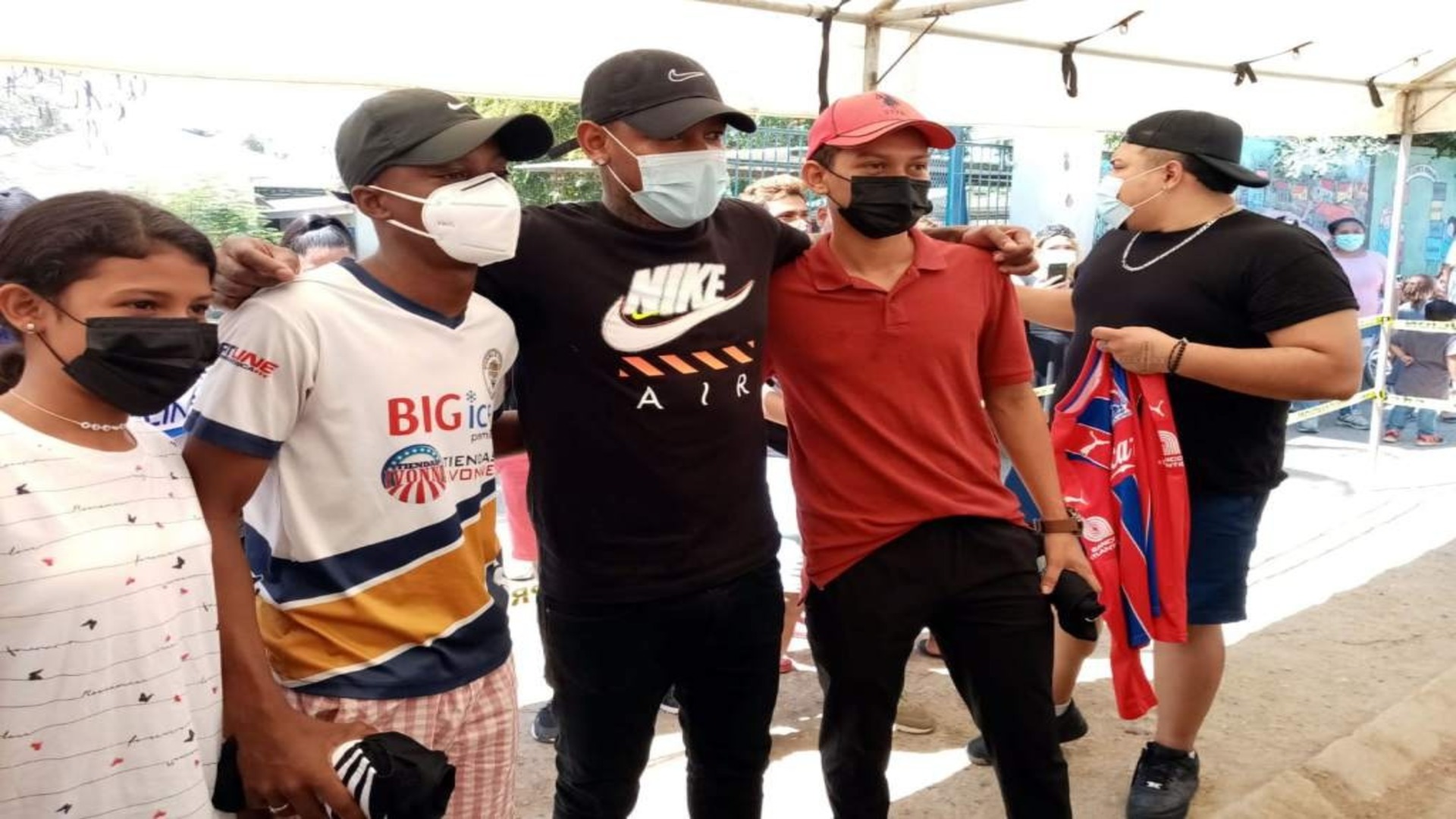 Rommell Quioto realiza donaciones de indumentaria en La Lima Rommell Quioto realiza donaciones de indumentaria en La Lima