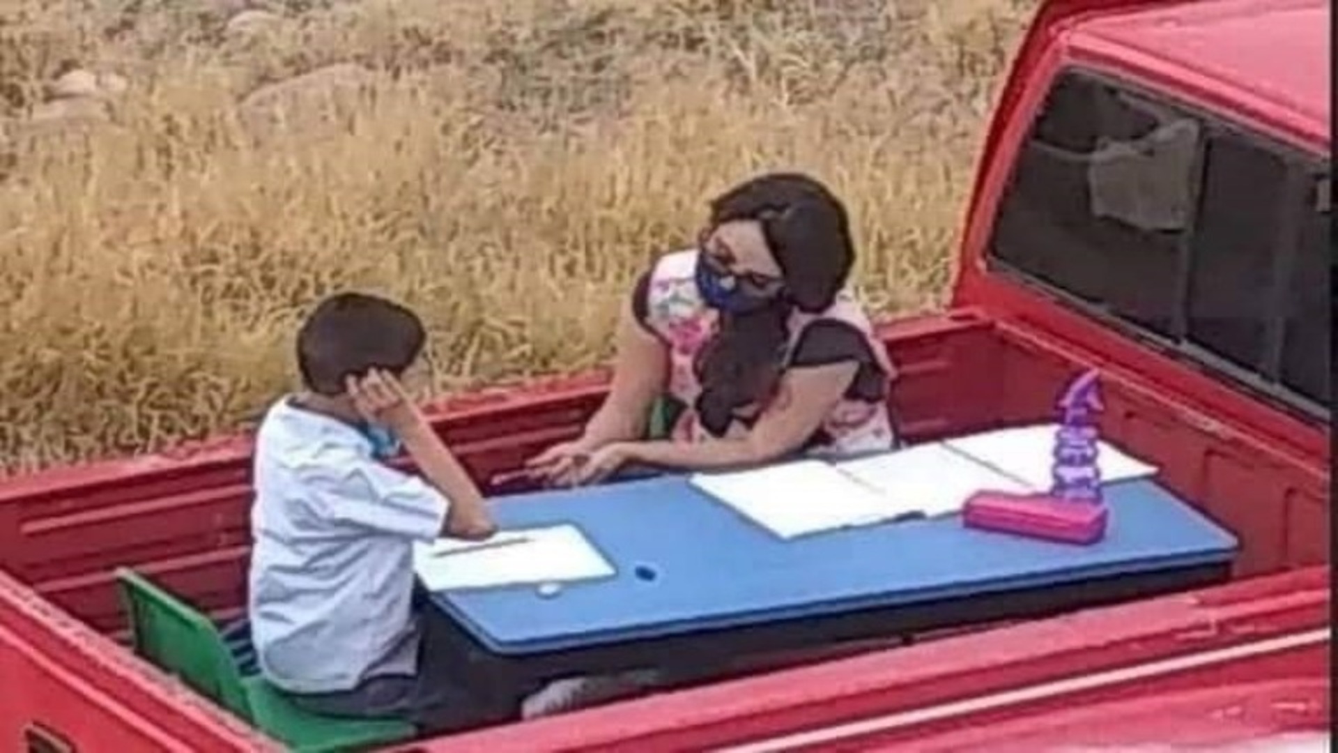 Maestra que daba clases en la paila de su carro recibe un regalo inesperado Maestra que daba clases en la paila de su carro recibe un regalo inesperado