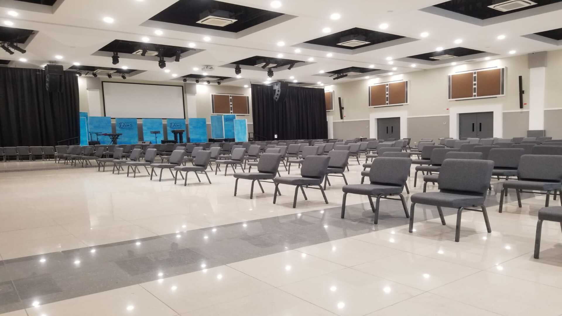 El recinto tiene una capacidad operativa de 1500 personas.