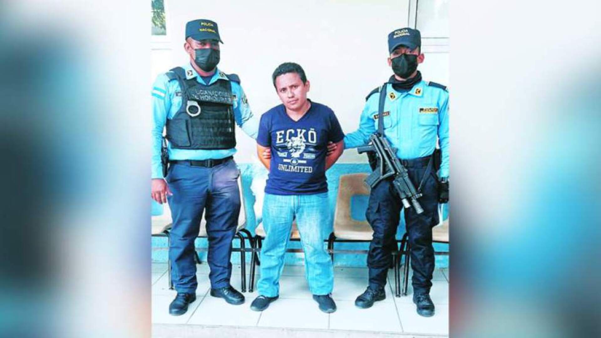 hombre quema manos a su hija