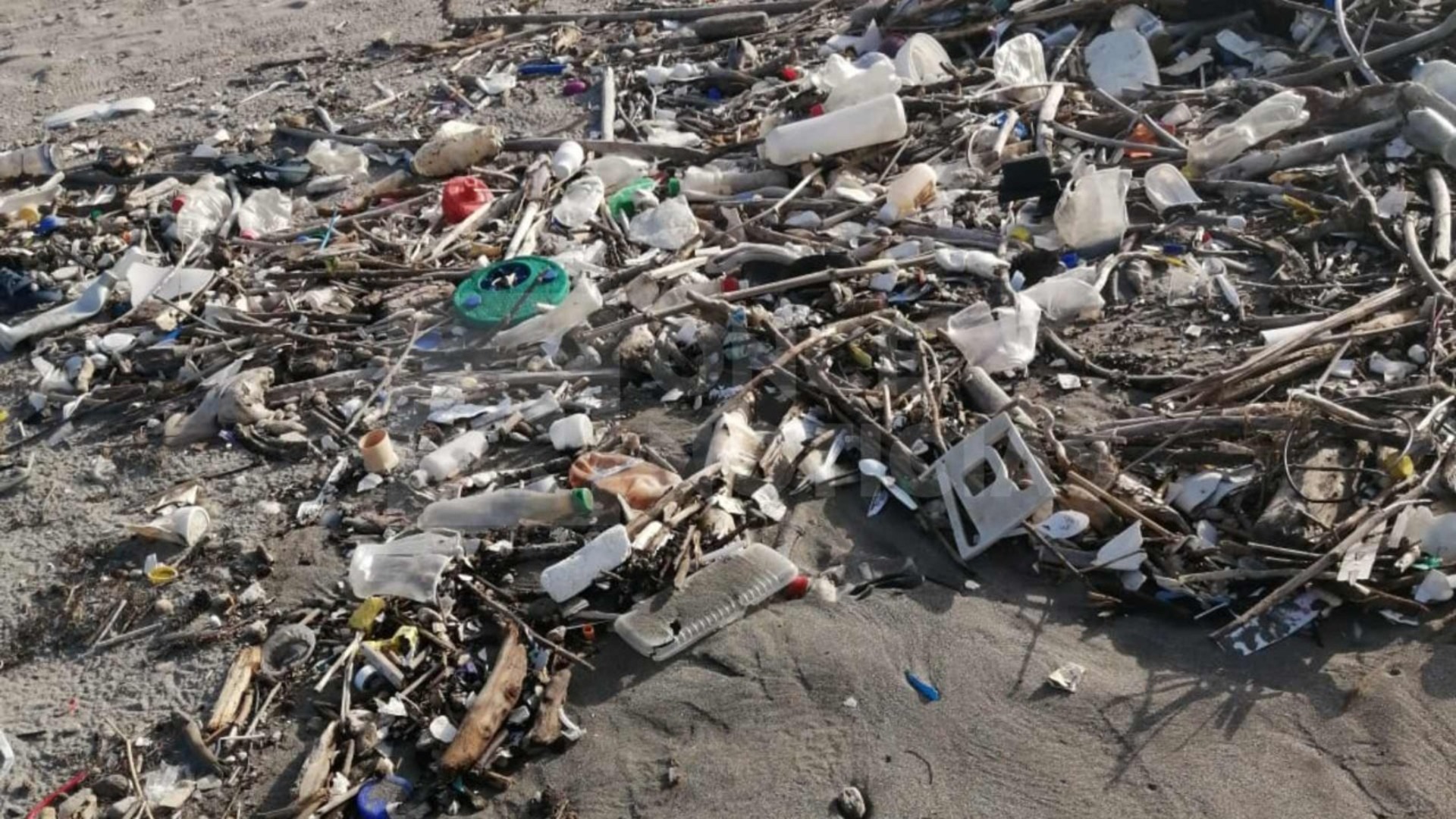 basura de Guatemala en Omoa