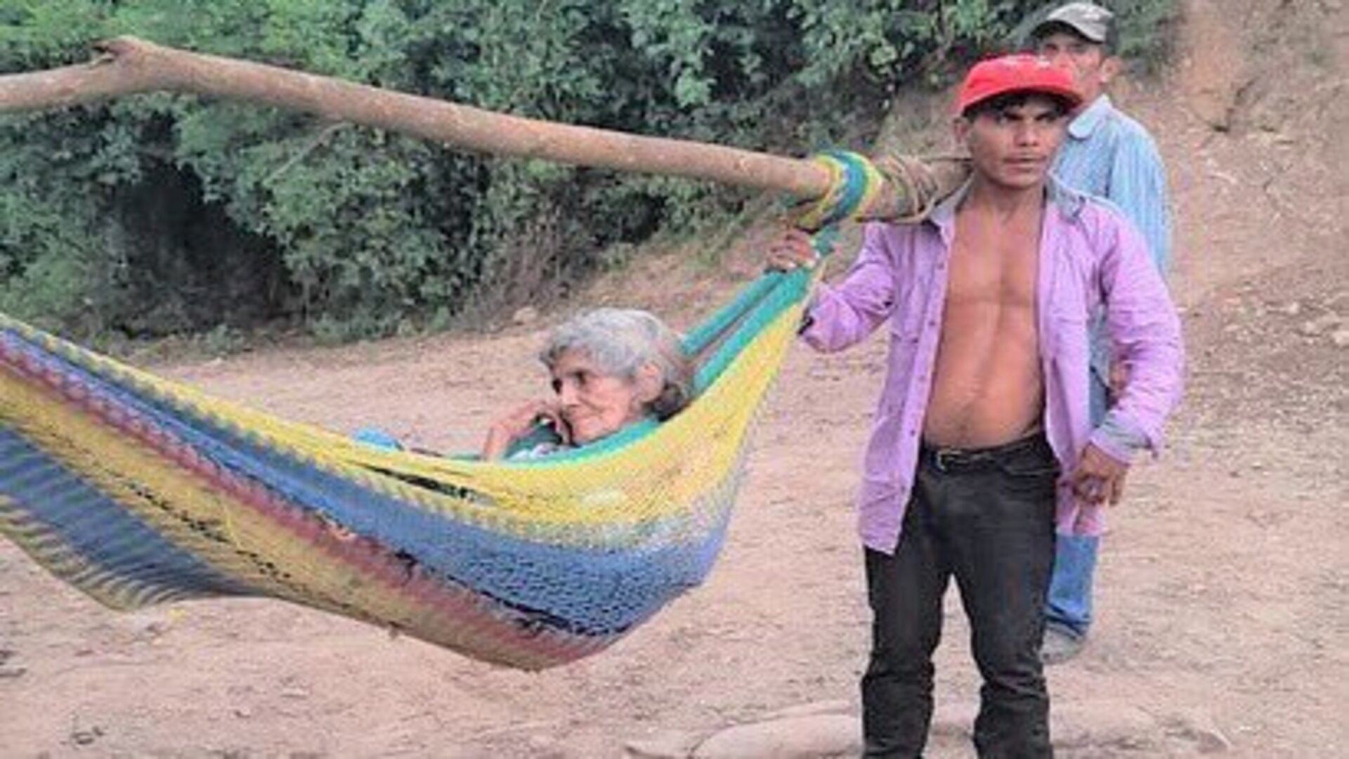 hijos llevan a madre a vacunarse en hamaca