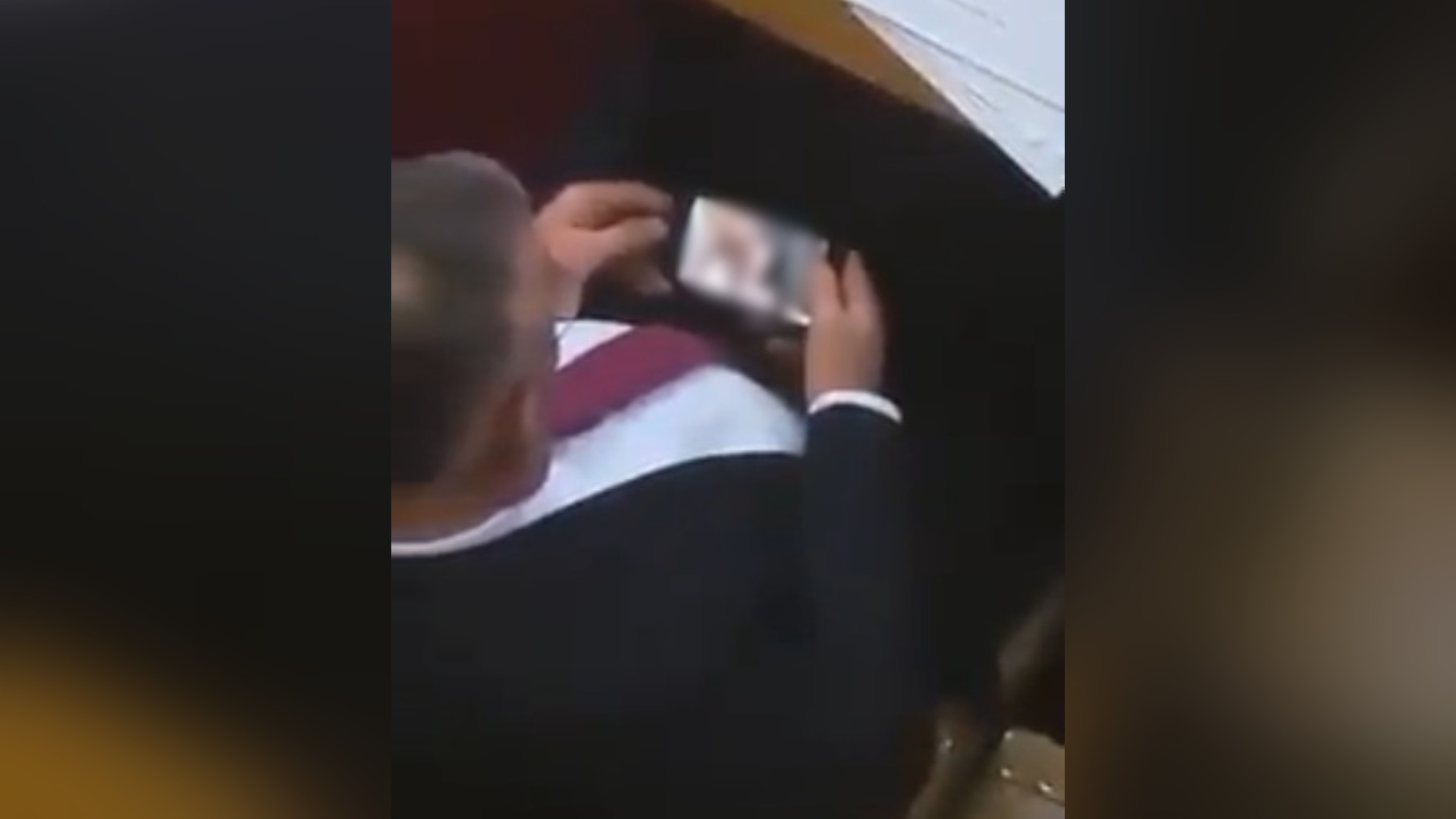 VÍDEO | Captan a diputado viendo porno durante sesión legislativa