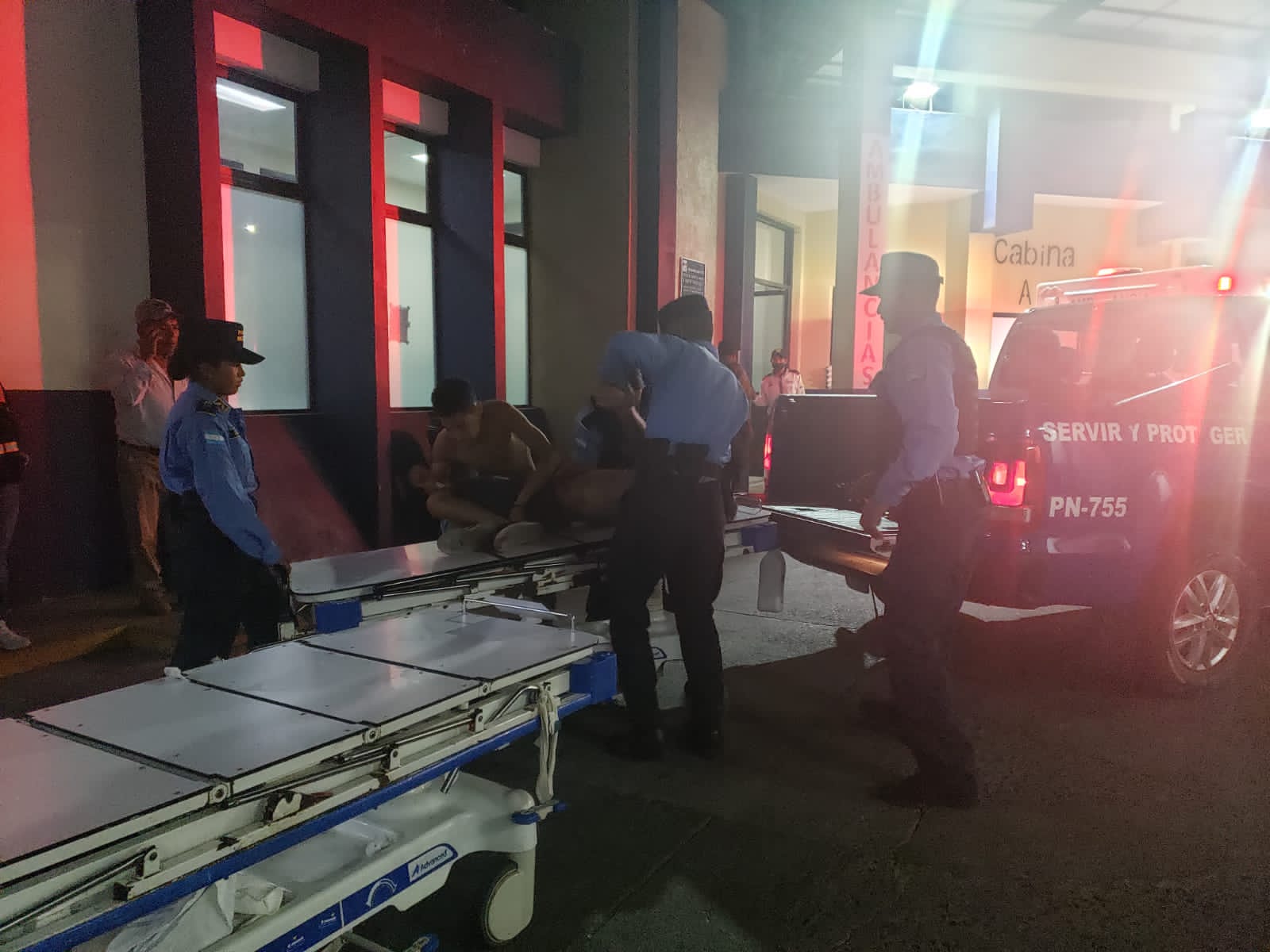 policia con victimas