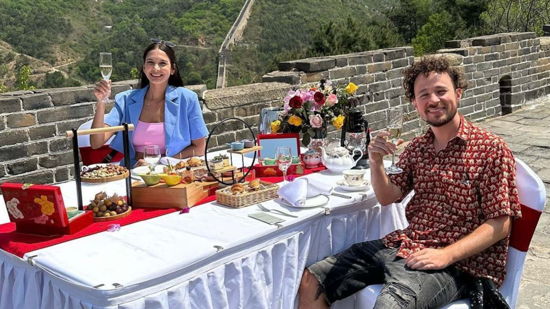 luisito comunica en la muralla china con Ary Tenorio