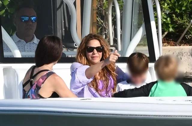 shakira y sus hijos en el bote con lewis hamilton