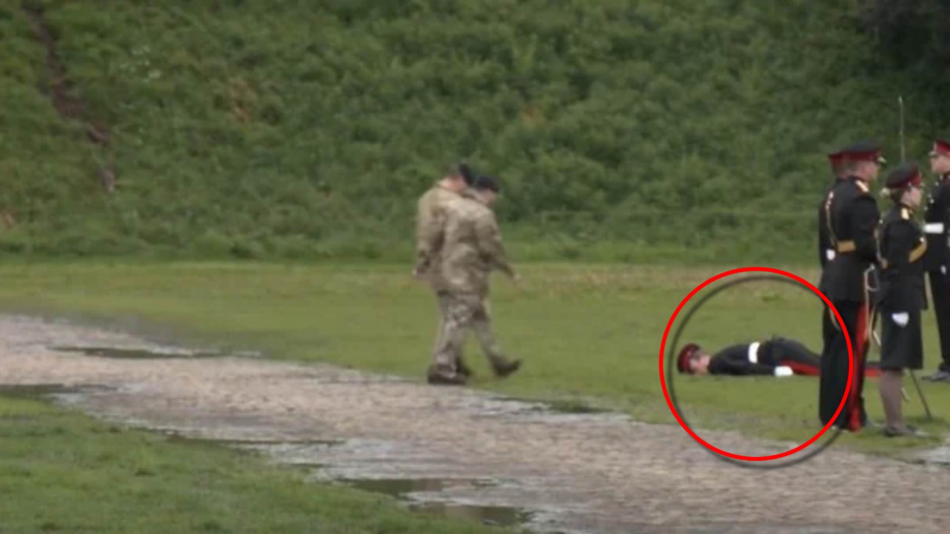 soldado se desmaya en la coronación de Carlos y lady di III