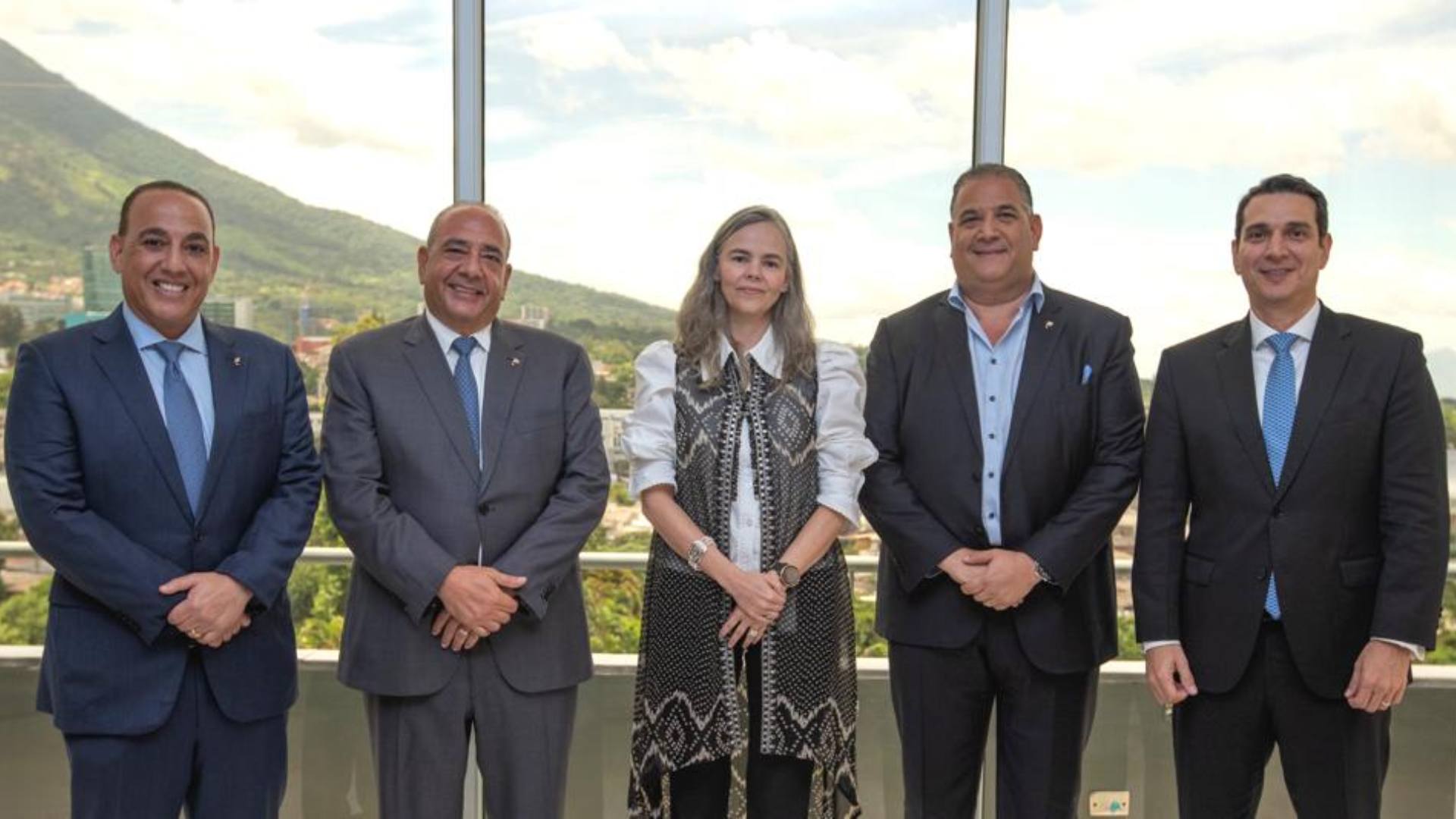 Suramericana y Grupo Financiero Ficohsa firman acuerdo para la adquisición de ASESUISA en El Salvador