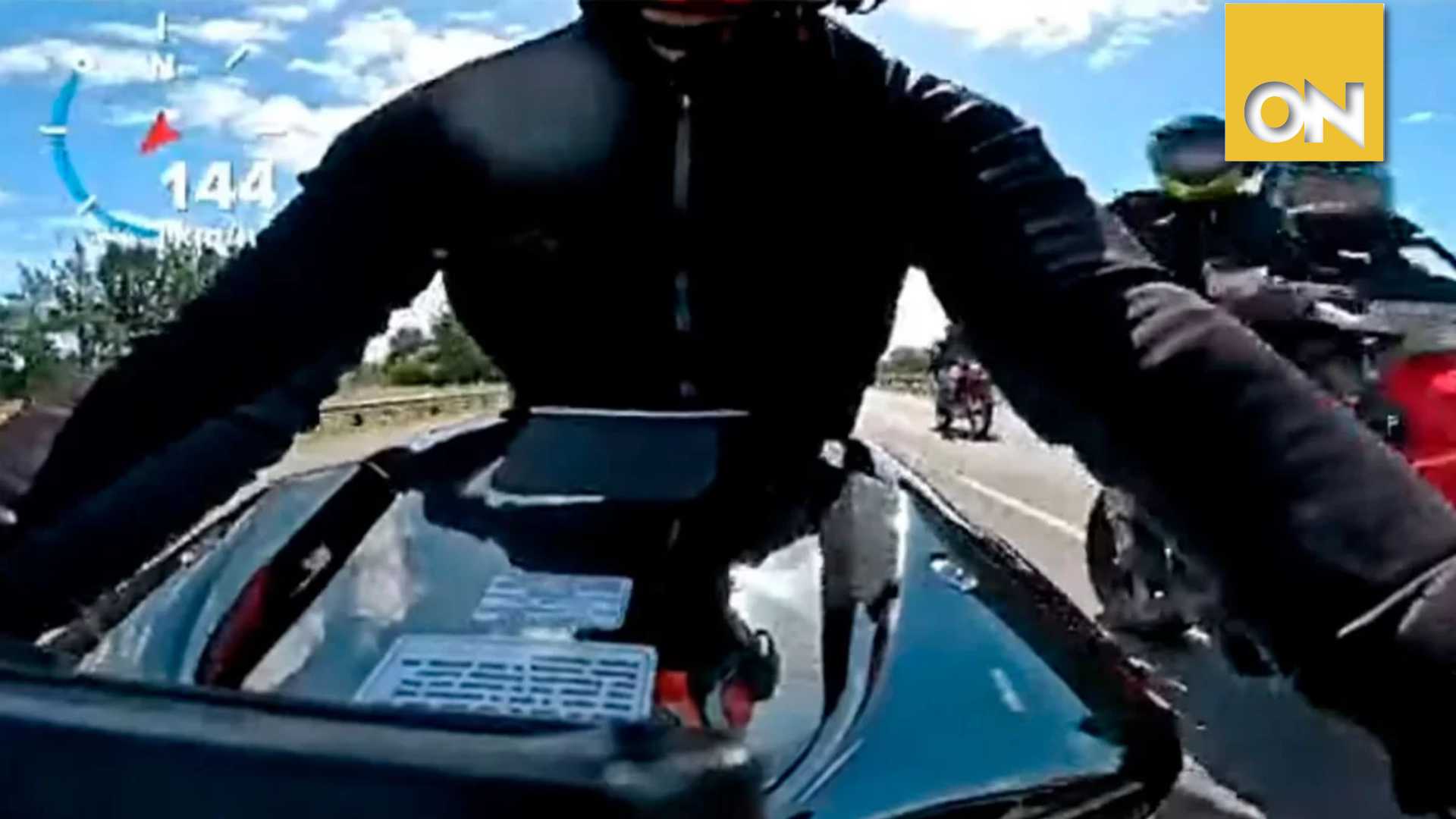 Rateros realizan robo de una moto en movimiento