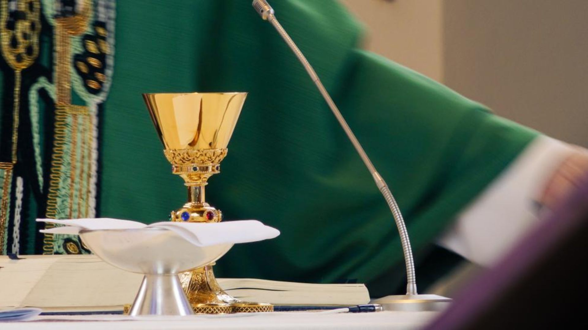 sacerdote de 34 años en una iglesia de Vélez-Málaga que se encuentra en el sur de España.