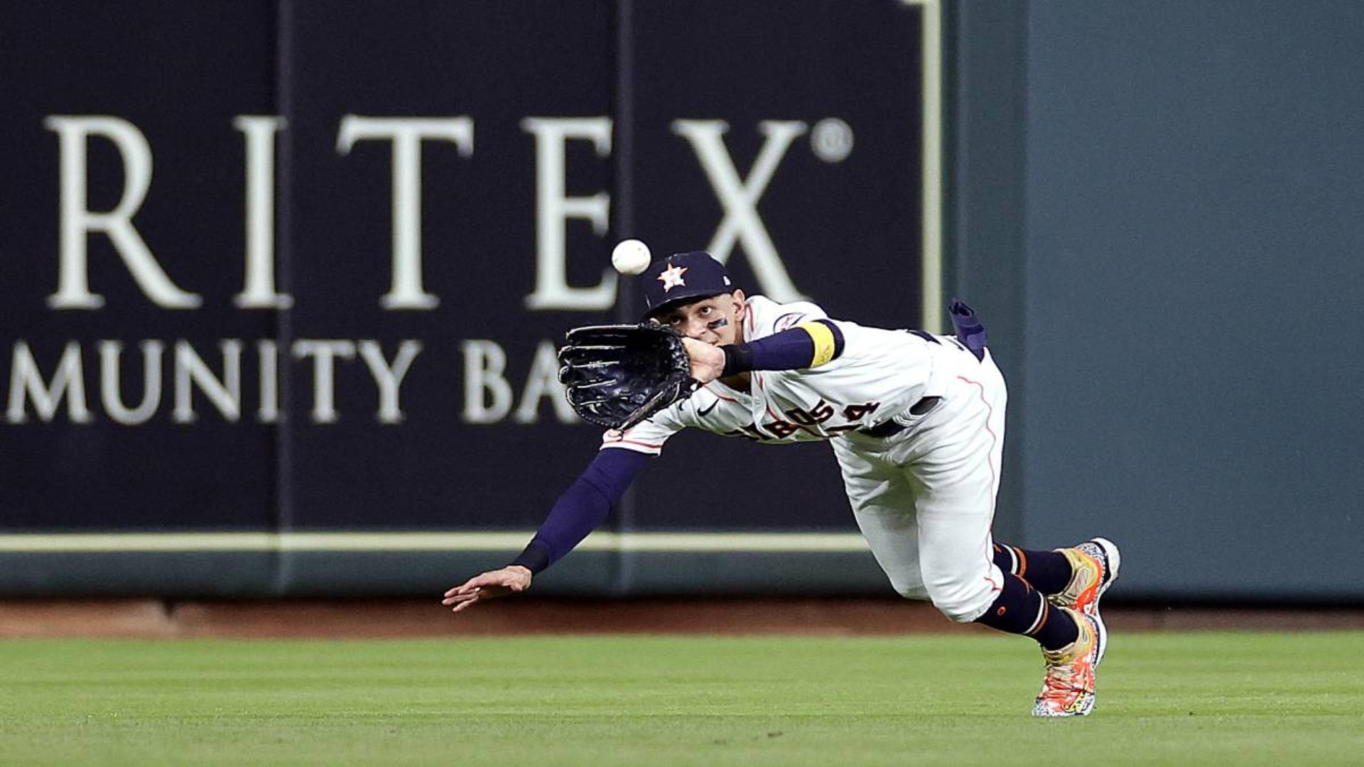 Houston, United States. 21st June, 2023. Houston Astros first baseman Mauricio  Dubon (14) scores o a wild pitch in the bottom of the first inning during  the MLB game between the New