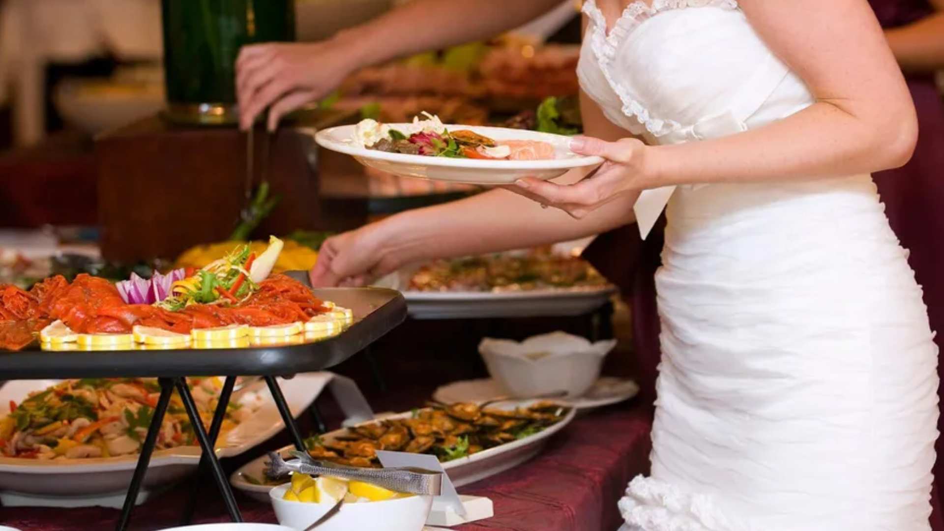 Novia le pide a sus invitados que paguen L2500 por plato de comida en su boda