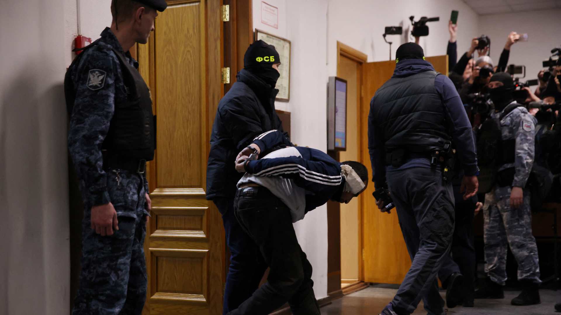 Así llegaron los cuatro sospechosos de atentado en Moscú al tribunal