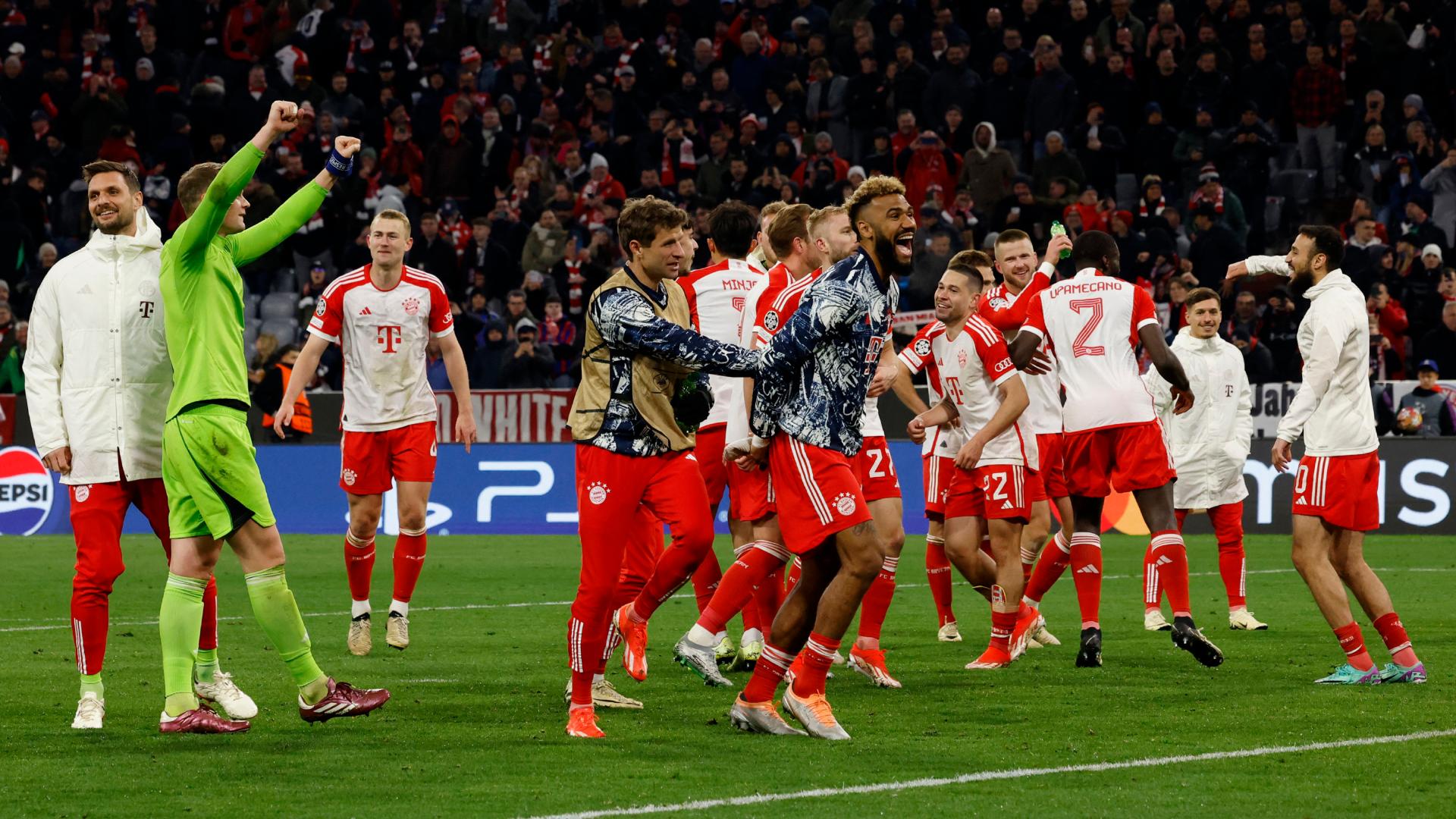 Bayern de Múnich celebran con los aficionados al final del cuarto de la Liga de Campeones de la UEFA -Partido final de fútbol de segunda etapa entre el FC Bayern Munich y el Arsenal FC en Munich,