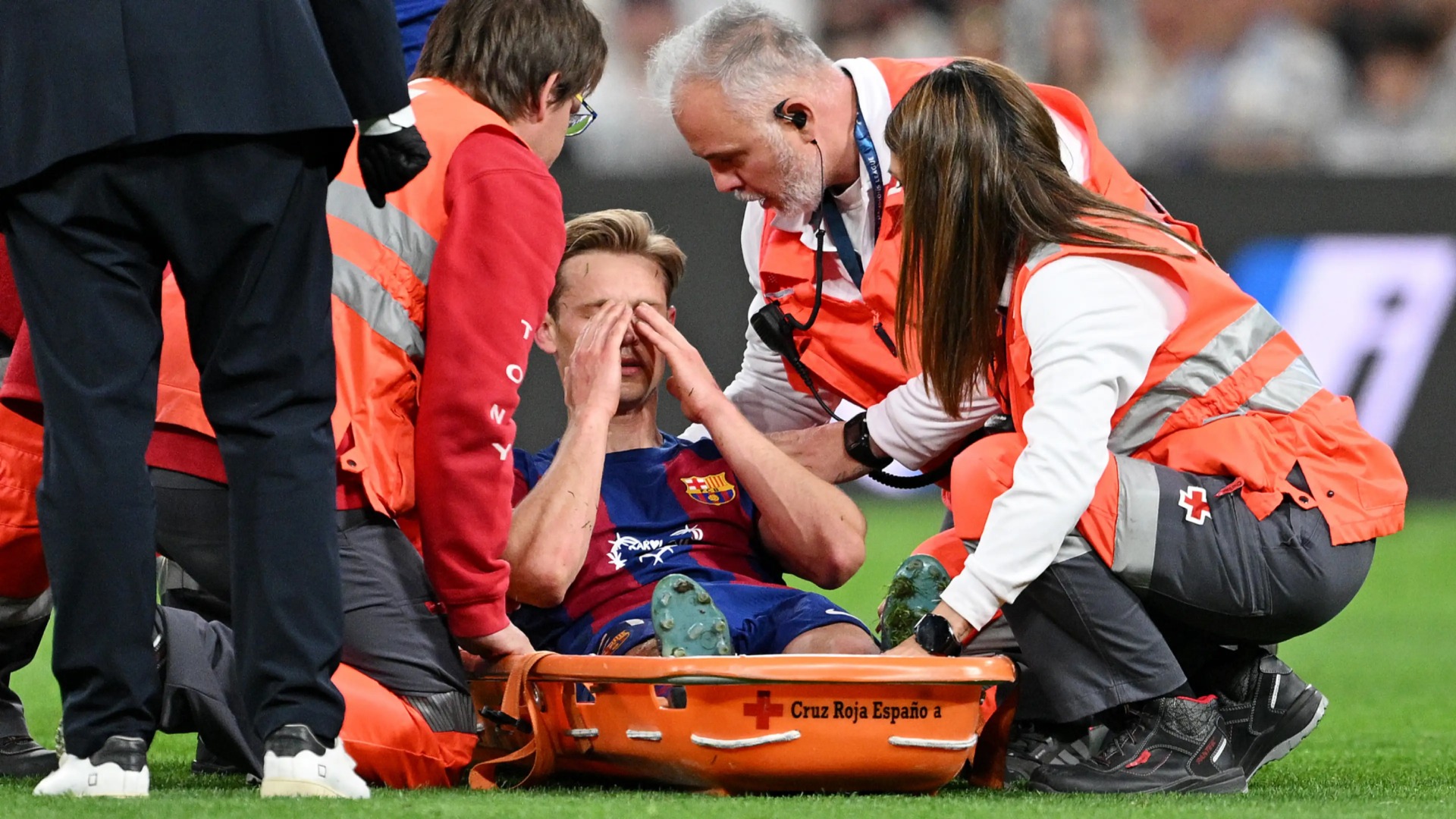 El centrocampista neerlandés Frenkie de Jong se perderá lo que resta de temporada con el Barcelona por una lesión de tobillo