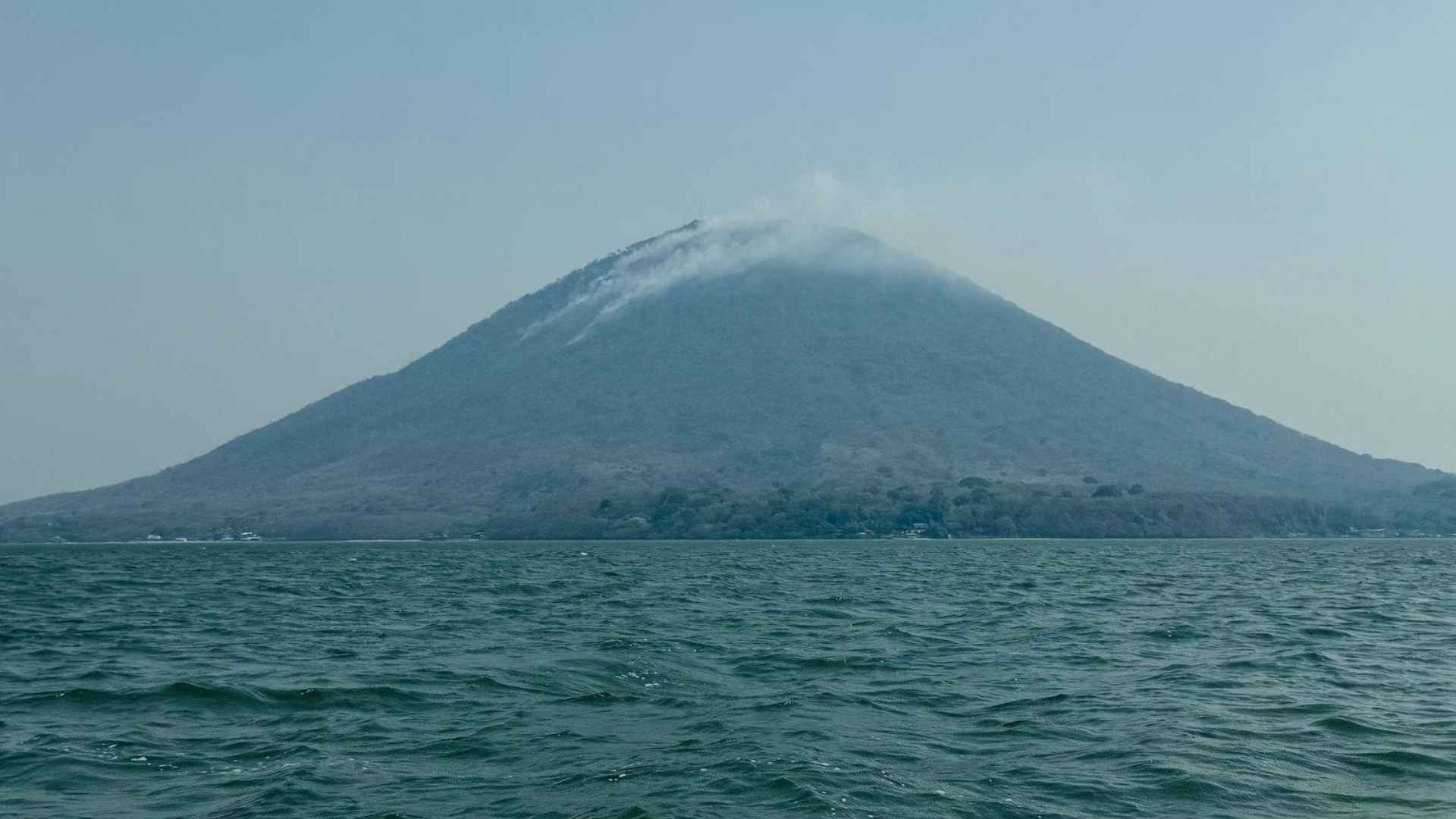 Voraz incendio activo consume zona alta de la Isla del Tigre