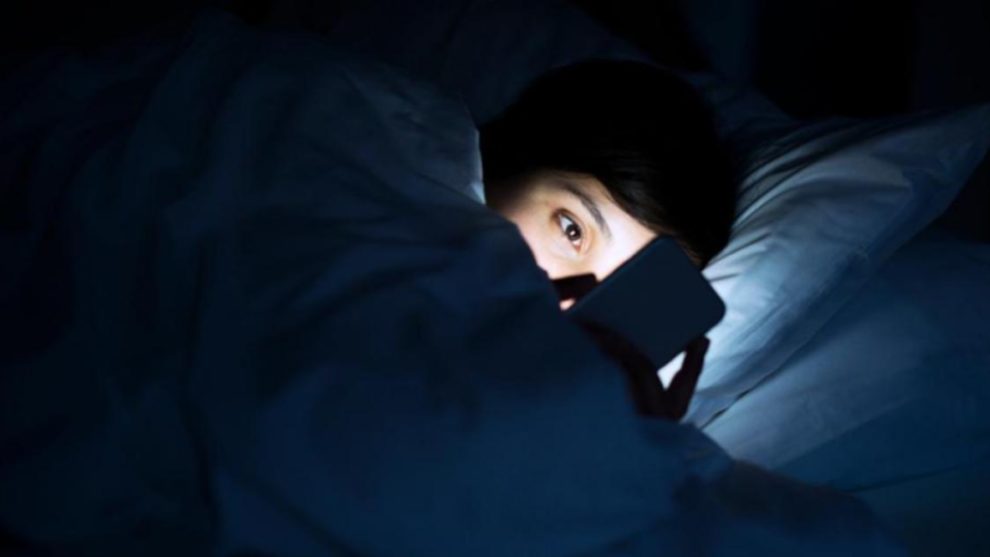 Ver tu teléfono antes de dormir podría traerte grandes consecuencias