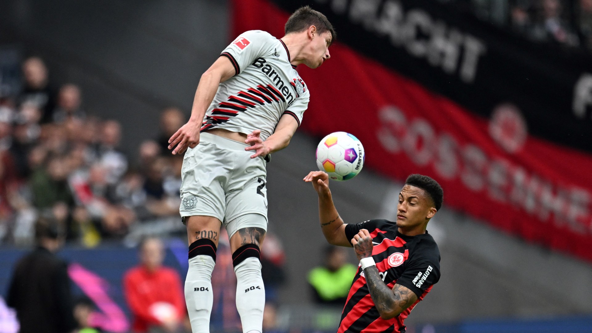 El Bayer Leverkusen, ya campeón de la Bundesliga, mantiene su increíble racha de imbatibilidad al golear 5-1 este domingo en su visita al Eintracht