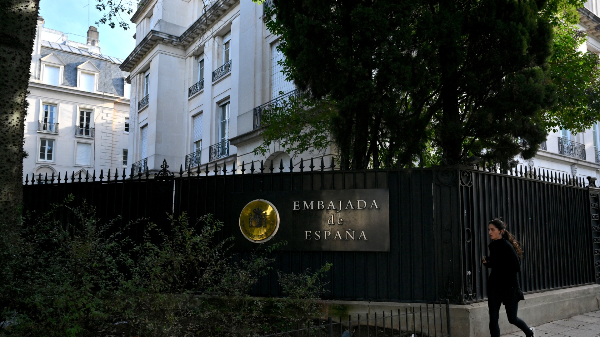 España anuncia que retira "definitivamente" a su embajadora en Argentina