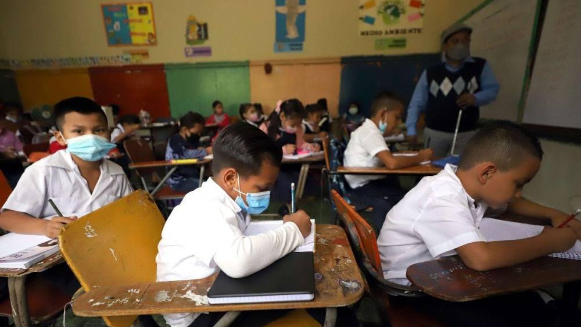 Estudiantes colapsan debido a la alta contaminación del aire